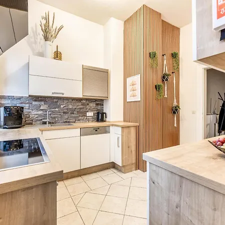 Neu! Einzigartige Stadtvilla, Super Lage, Parkplatz Apartamento